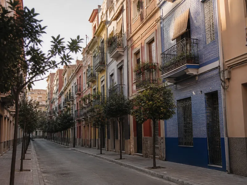 Calle de Russafa en Valencia con fachadas y naranjos, zona de desatascos