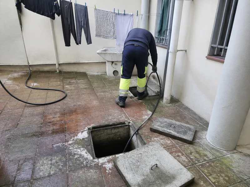 Desatascos en comunidades de vecinos de Valencia: patios, bajantes y arquetas
