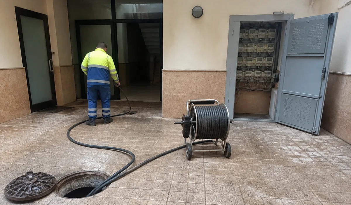 Patio de comunidad en La Raiosa, Valencia, para desatascos de bajante y arqueta