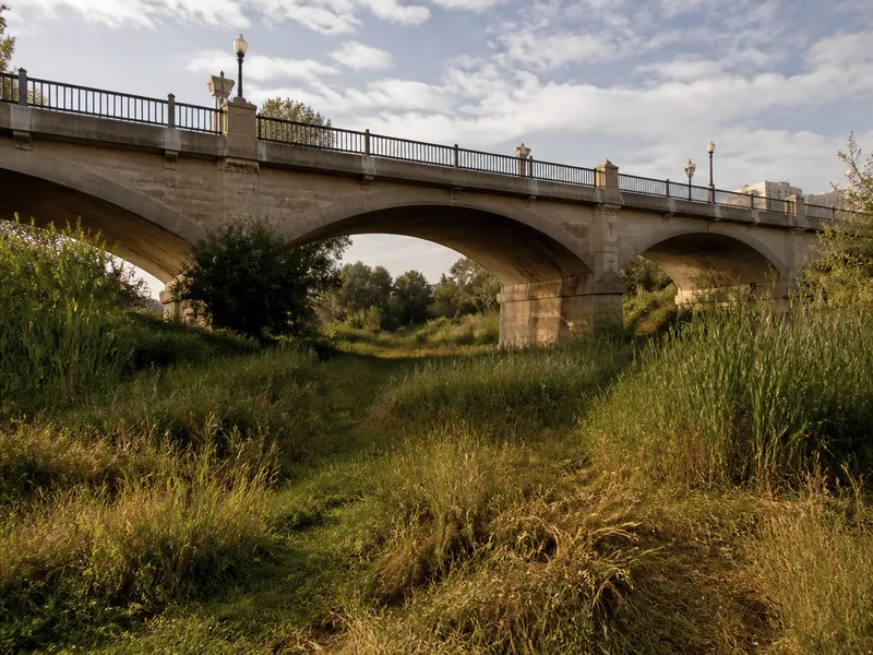 Puente y jardín del Turia cerca de Benimaclet, Valencia