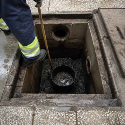Limpieza de arqueta de hormigón en un patio comunitario de Valencia